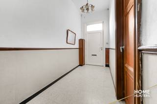 Deze gezellige woning is uitstekend gelegen op wandelafstand van het centrum van Ieper, in een rustige buurt. De woning beschikt over 3 slaapkamers, een ruime tuin met achteruitgang en een grote garage — ideaal voor gezinnen of mensen die extra opslagruimte wensen.<br /><br />Binnenin is de woning grotendeels voorzien van dubbele beglazing, wat zorgt voor een goede basis om verder te moderniseren naar eigen smaak. Met enkele opfriswerken kan dit huis omgetoverd worden tot een warme en comfortabele thuis.<br /><br />Troeven:<br /><br />*Uitstekende ligging nabij centrum Ieper<br /><br />*3 slaapkamers<br /><br />*Grote tuin met achteruitgang<br /><br />*Grote garage<br /><br />*Dubbele beglazing aanwezig<br /><br />*Veel potentieel!<br /><br />Een toffe woning met karakter en mogelijkheden, klaar om nieuw leven ingeblazen te worden.<br /><br />Voor meer informatie of een plaatsbezoek contacteer Home Hunters via hallo@homehunters.be of op het nummer 057/377.477