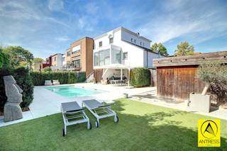 Ontdek deze unieke lichtrijke woning met een bewoonbare oppervlakte van 255 m², gelegen op een zonnig perceel van 542 m². Hier geniet u dagelijks...