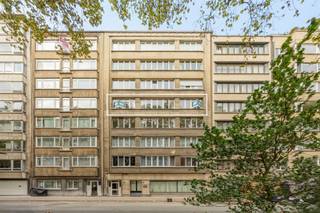 <p><span>ANTWERP - Mechelsesteenweg:</span><span> Spacious and attractive apartment of approx. 227 m² with a façade width of approx. 14 m, 4 bedrooms, 3 bathrooms and terrace. EPC Rating B. </span></p><p><span> </span></p><p><span>Enjoy space, natural light and comfort in the sought-after Harmonie neighbourhood on the Mechelsesteenweg. Located on the fourth floor, this exceptionally spacious apartment offers approx. 227 m² of living space. Thanks to its wide facade, the apartment benefits from an abundance of natural light. Its practical layout, generous living areas and central location make this a particularly pleasant city residence. Parks, shops, restaurants, public transport and major access roads are all within walking distance, while Antwerp's vibrant city center is just a short distance away.</span></p><p><span> </span></p><p><span>DESCRIPTION:</span></p><p><span> </span></p><p><span>Spacious entrance hall providing access to the generous living areas, cloakroom and guest toilet.</span></p><p><span>Very bright living areas with parquet flooring, comprising a spacious sitting room and an adjoining large dining room.</span></p><p><span>Fully fitted kitchen with a breakfast area and adjoining practical utility/storage room. Access to a pleasant terrace.</span></p><p><span> </span></p><p><span>Four bedrooms, two of which have their own private bathroom with shower and toilet.</span></p><p><span>Third separate bathroom with bathtub and toilet.</span></p><p><span> </span></p><p><span>Large private basement storage room included.</span></p><p><span>Possibility to rent several parking spaces in the underground car park adjoining the building.</span></p><p><span> </span></p><p><span> </span></p><p><span>KEY FEATURES:</span></p><p><span> </span></p><p><span> * Located in the sought-after Harmonie neighbourhood, close to parks</span></p><p><span> * Wide front façade of approx. 14 m</span></p><p><span> * Favourable EPC Rating B</span></p><p><span> * Pleasant terrace</span></p><p><span> * Large private storage room</span></p><p><span> * Possibility to rent several parking spaces</span></p>