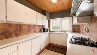 Bij ImmoFusion 7/7 “open huis”: klik op onze 3D-TOUR. Ervaar vastgoed alsof je er zelf doorloopt!In een straat met enkel plaatselijk verkeer bevindt...