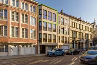 <p>Interesse? Plan dan zelf je bezoek in via onze digitale kalender. Vragen? Neem gerust contact op met Sofie Stalmans via sofie.stalmans@copandi.be of via +32 484 74 47 00.<br /></p><p>Lichtrijk en volledig vernieuwd appartement in hartje Lier<br /></p><p>Op een rustige straat, op wandelafstand van de bruisende Grote Markt, bevindt zich dit prachtige, lichtrijke appartement. Volledig vernieuwd en bereikbaar met de lift, biedt het comfort en modern woonplezier.<br /></p><p>Bij binnenkomst valt de inkomhal met ingemaakte kasten meteen op. De ruime leefruimte met open keuken vormt het hart van het appartement, perfect om te genieten of gasten te ontvangen. Verder beschikt het over een badkamer met douche en twee comfortabele slaapkamers, beide met toegang tot een zonnig terras.<br /></p><p>Ideaal voor wie zelf wil genieten van een centraal gelegen woning of op zoek is naar een interessant opbrengsteigendom.<br /></p><p>✅ Volledig gerenoveerd in 2025<br />✅ 2 slaapkamers<br />✅ Terras<br />✅ EPC-label B<br />✅ Elektriciteit conform<br />✅ Gunstige ligging in Lier nabij winkels, scholen en openbaar vervoer</p>