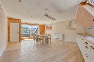 Deze energiezuinige woning is bijzonder veelzijdig: u kunt ze volledig als één royale gezinswoning gebruiken met haar 3 badkamers, 5 slaapkamers, maar evengoed kiezen voor co-housing, kangoeroewonen, een B&B, ... Op het gelijkvloers bevindt zich een volwaardige woonentiteit. Verder beschikt dit gedeelte over een ruime slaapkamer, een badkamer, een ruime open leefruimte met grote keuken, een garage, terras en tuin. Dankzij het aparte huisnummer kan deze gelijkvloerse woonentiteit perfect zelfstandig worden gebruikt, bijvoorbeeld voor een ouder, inwonend familielid, volwassen kind of als verhuureenheid.<br />Via de gemeenschappelijke inkomhal bereikt u de bovenliggende woonentiteit, die zich uitstrekt over drie volwaardige verdiepingen.<br />Op de eerste verdieping wordt u meteen verwelkomd in een stijlvolle en lichtrijke leefruimte met open keuken. Het grote schuifraam zorgt voor een prachtige verbinding met het terras en laat het buitenleven naadloos aansluiten bij de leefruimte. Op deze verdieping bevindt zich bovendien een uitzonderlijk ruime slaapkamer en een comfortabele badkamer met ligbad, douche, lavabomeubel en afgesloten toilet. Daarnaast is er nog een afzonderlijk gastentoilet met mooi lavabomeubel. Ook een was- en bergruimte is aanwezig.<br />De tweede verdieping biedt opnieuw bijzonder veel ruimte, met twee ruime slaapkamers, een apart toilet met groot lavabomeubel en bijkomende bergruimte.<br />De bovenste verdieping vormt vervolgens een echte privé-suite. Hier bevindt zich een royale slaapkamer met inloopkast, een derde badkamer met douche en toilet en als absolute blikvanger een indrukwekkend terras. Vanop dit terras geniet u van een uniek panoramisch uitzicht over Geraardsbergen.<br />De woning is uitermate geschikt voor grote gezinnen die uitzonderlijk veel woonruimte zoeken, als B&B of vakantiewoning, voor kangoeroewonen of samenwonen met ouders of kinderen, wonen gecombineerd met verhuur en voor investeerders die meerdere woonentiteiten op één eigendom waarderen.<br />Troeven: aparte aansluitingen van de nutsvoorzieningen voor nr. 94 en nr. 94A, 21 zonnepanelen (ook opgedeeld per huisnummer), elektriciteit conform, geen renovatieplicht (energielabels C en D), afgesloten tuin, 3 terrassen, 3 badkamers, 5 toiletten, 5 slaapkamers, 2 open leefkeukens, gunstige ligging op wandelafstand van de markt, de scholen en het station. Aarzel niet en contacteer Karin voor een afspraak: 0468/12 68 62