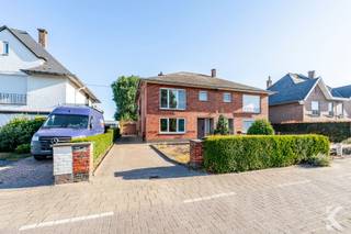 <p><strong>Ruime gezinswoning op 553 m² met garage en open zicht</strong></p><p>Bent u op zoek naar een ruime gezinswoning met veel potentieel, een rustige ligging en een mooi perceel? Dan is deze woning zeker een bezoek waard! Bezoeken zijn mogelijk <strong>7/7</strong>, ook 's avonds.</p><p>De woning is gelegen op een perceel van <strong>553 m²</strong> in een landelijke omgeving. Achteraan geniet u van een prachtig open zicht op de velden zonder achterliggende inkijk. Dankzij de <strong>noordwestelijke oriëntatie</strong> kunt u volop genieten van de avondzon.</p><p>Met een bewoonbare oppervlakte van ca. <strong>175 m²</strong> beschikt de woning over een ruime en lichtrijke leefruimte, een grote inkomhal, <strong>4</strong><strong> volwaardige slaapkamers</strong>, een droge kelder en een ruime zolder met uitbreidingsmogelijkheden.</p><p>Praktisch biedt deze woning een <strong>garage met werkput</strong> en een ruime oprit voor minstens <strong>5 wagens</strong>.</p><p>Daarnaast werden reeds verschillende vernieuwingen uitgevoerd, waaronder <strong>alle ramen</strong>, een <strong>verwarmingsketel van 3 jaar oud</strong> en <strong>rolluiken rondom</strong> de woning.</p><p><strong>Troeven:</strong><br />✔ Perceel van 553 m²<br />✔ Rustige ligging met open zicht<br />✔ Bewoonbare opp. ca. 175 m²<br />✔ 4 slaapkamers<br />✔ Ruime zolder en droge kelder<br />✔ Garage met werkput<br />✔ Oprit voor minstens 5 wagens<br />✔ Alle ramen vernieuwd<br />✔ Recente verwarmingsketel en rolluiken<br />✔ Centrale verwarming</p><p><strong>Meer info of een bezoek?</strong><br />📧 karel@roetsvastgoed.be<br />📞 0470 34 20 25</p>