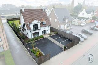 Deze karaktervolle villa werd recent mooi en charmant gerenoveerd, met behouw van authentieke elementen (mooie visgraatparket, schouw, trap), en...