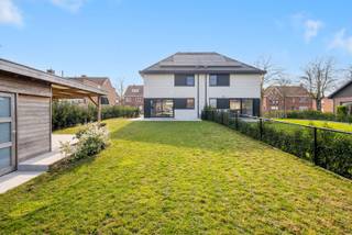 Deze nieuwe, half open bebouwing is gelegen in een rustige straat.Wat je dagelijks nodig hebt, vind je in je buurt.Een warmtepomp, vloerverwarming,...