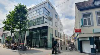 In de levendige Koning Albertstraat, op wandelafstand van de Grote Markt, winkels, horeca en openbaar vervoer, bevindt zich dit aangename en...