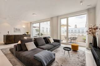 In de autovrije Cellebroedersstraat, op een steenworp van de Meir, bevindt zich dit uitzonderlijk instapklare appartement op de derde verdieping...