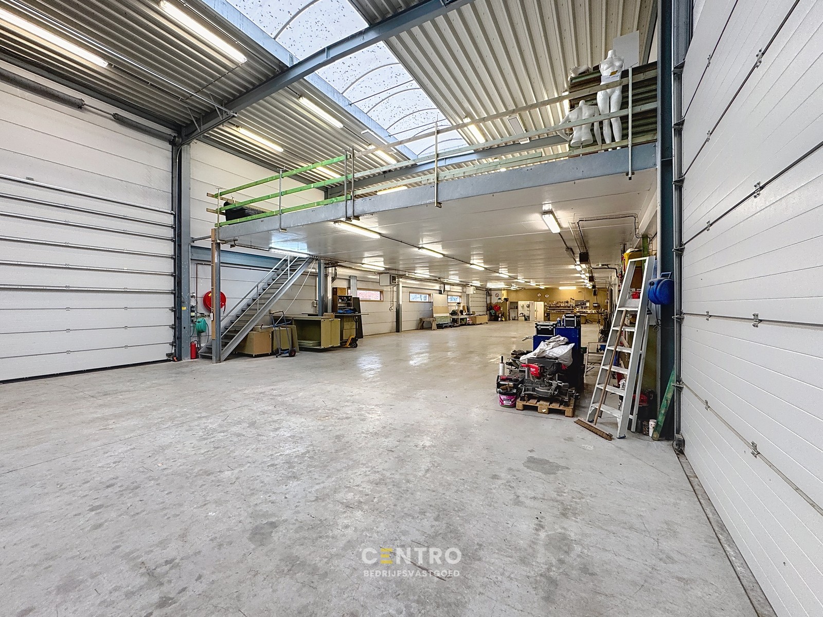 Prachtig BEDRIJFSPAND, bestaande uit MAGAZIJN (576m2 + tussenverdieping), BURELEN en instapklare, alleenstaande WONING. Op ambachtelijke zone te Aalter. - foto 3