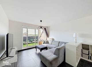 <p><span>Dit ruime en lichtrijke appartement is gelegen in een verzorgde residentie uit 2008 en is bereikbaar via de lift. De inkomhal geeft toegang tot de aangename leefruimte met aansluitend een open, ingerichte keuken, uitgerust met een keramische kookplaat, dampkap, oven, koelkast en vaatwasmachine. Naast de keuken bevindt zich een praktische berging met aansluiting voor een wasmachine. Het appartement omvat twee volwaardige slaapkamers en een badkamer, ingericht met een ligbad en een dubbele wastafel in meubel. Het appartement beschikt bovendien over twee afzonderlijke toiletten en een ruime bergzolder, bereikbaar via een schuiftrap. Het terras en de bijbehorende autostaanplaats maken het geheel compleet. Dankzij het gunstige EPC-label B geniet u van een energiezuinig wooncomfort. Het appartement is beschikbaar vanaf 1 november 2026.</span></p><p><span> </span></p>