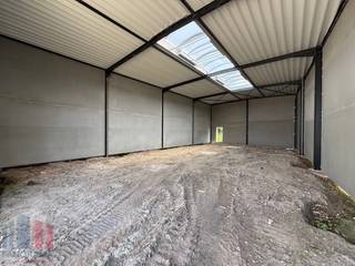 <strong>Gloednieuwe KMO-unit van 255m²</strong> gelegen te Evergem. De ligging in Evergem zorgt voor een uitstekende bereikbaarheid, op slechts 2 km van de R4, wat een vlotte verbinding biedt naar zowel de E34 richting Antwerpen/Knokke als de E40 richting Brussel en Oostende.<br /><br />De unit maakt deel uit van het project <strong>'Bizzpark Doornzele'</strong>, een project gekenmerkt door duurzaamheid en architectuur. Er is bovendien een optie om een extra verdieping van 60 m² te realiseren, bespreekbaar op aanvraag, ideaal als kantoor of extra opslagruimte. Deze unit is uitgerust met een automatische sectionale poort en heeft een vrije hoogte van 6,5 meter. De unit is volledig geïsoleerd en afgewerkt met een polybetonvloer met een draagkracht van 2,5 ton/m² permanente belasting. De ruimte is ook voorzien van een lichtstraat met geïntegreerd rookluik, een elektrische aansluiting van 3 x 400V + N met een stroomsterkte van 40A. Elke unit beschikt tevens over een regenwaterput van 5.000 liter. Zonnepanelen kunnen nog optioneel worden voorzien, afhankelijk van de noden van de gebruiker.<br /><br />De omgeving van het gebouw wordt volledig aangelegd met groenvoorziening. Verplichte aankoop van één autostaanplaats, extra staanplaatsen mogelijk alsook mogelijkheid voor wachtbuizen voor het plaatsen van een laadpaal. Indien u op zoek bent naar een andere oppervlakte, staan wij ook klaar om u verder te helpen. <strong>Reeds 65 % verkocht!</strong><br /><br />Heeft u interesse of wenst u graag meer details over deze KMO-unit? Aarzel dan niet om contact op te nemen met <strong>PANORAMA B2B</strong> voor bijkomende informatie, gedetailleerde plannen of om een vrijblijvend plaatsbezoek in te plannen. U kunt ons bereiken op het nummer <strong>0477 02 09 02</strong>.
