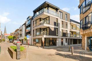 <p>Te koop: Residentie Vignoble - Duurzame appartementen + handelspand op topligging in Waregem<br /><br />Op de hoek van de Holstraat en de Guido Gezellestraat in Waregem bevindt zich Residentie Vignoble, een kleinschalig en kwalitatief nieuwbouwproject met 5 appartementen en 1 handelsruimte.<br /><br />Wat maakt dit project uniek?<br />De appartementen werden ontworpen door Embo architecten met oog voor duurzaamheid en wooncomfort. Elk appartement is uitgerust met warmtepompen en vloerverwarming, grote raampartijen en parketvloeren. <br /><br />Een bijkomende troef is de mogelijkheid tot aankoop aan 6% BTW.<br /><br />Te koop via Immo Beguin, jouw vastgoedexpert sinds 2009, met kantoren in Ronse, Waregem, Kortrijk, Deinze, Doornik en Lessines.<br />Meer info of bezoek via emiel@immobeguin.be</p>