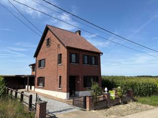 ZEER RUSTIG GELEGEN WONING, UNIEK GELEGEN VOLLEDIG IN AGRARISCH GEBIED EN MET EEN STEVIGE STRUCTUUR EN VERNIEUWD DAK, OP 8A TE KORTENAKEN