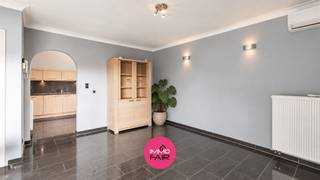Dit appartement is gelegen in de Langblookstraat in Munsterbilzen, een aangename woonomgeving met winkels, supermarkten en andere dagelijkse voorzieningen in de nabije omgeving. Ook het centrum van Bilzen is vlot bereikbaar. Voor wie graag wandelt of fietst, vormt het nabijgelegen Munsterbos een mooie troef. Dit natuurgebied biedt verschillende wandelroutes door bossen en langs vijvers. Bovendien zijn ook Genk en Hasselt vlot bereikbaar.<br /><br />Het appartement bevindt zich in een kleinschalige residentie en beschikt over een praktische indeling met een woonoppervlakte van circa 84 m². <br /><br />De leefruimte biedt plaats aan een gezellige zithoek en eetruimte en sluit aan op de keuken. Via de leefruimte bereik je het zuidoostelijk georiënteerde terras, waar je vanaf de ochtend tot in de namiddag van de zon kan genieten.<br /><br />Verder beschikt het appartement over twee slaapkamers, een badkamer met dubbele lavabo, douche en toilet. Ten slotte is het ook van een bergruimte voorzien. <br /><br />Het appartement is instapklaar en beschikt over een nieuwe gasketel, gunstig EPC en een conforme elektriciteitskeuring.<br /><br />Extra troeven:<br />Instapklaar appartement<br />2 slaapkamers<br />Zongericht terras<br />Kleinschalige residentie<br />Inclusief parkeerplaats<br />Nabij het Munsterbos en het centrum van Bilzen<br /><br />Ben je op zoek naar een instapklaar appartement met twee slaapkamers, een terras en een eigen parkeerplaats? Neem dan gerust contact met ons via info@immofair of 089 39 09 90 op voor meer informatie of een bezoek ter plaatse.