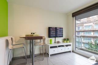 Dit <strong>energiezuinige </strong>appartement bevindt zich in de recente residentie 'Novus Portus' te Nieuwpoort-Bad.<br />Dankzij haar <strong>uitstekende ligging </strong>bevinden de havengeul, de winkelstraat én de Zeedijk zich <br /><br />Vanop het ruime terras heeft u een <strong>leuk zicht op de schildpad</strong>.<br /><br />De indeling is als volgt:
<ul>
	<li>Inkomhal;</li>
	<li>Aparte berging met aansluiting voor wasmachine;</li>
	<li>Volledig geïnstalleerde, open keuken;</li>
	<li>Gezellige leefruimte met schuifraam naar het terras;</li>
	<li><strong>Ruim terras </strong>langs de Franslaan met zicht op de schildpad;</li>
	<li>Apart toilet;</li>
	<li>Badkamer met wastafel en douche;</li>
	<li>Slaapkamer 1 met dubbel bed en toegang tot het tweede terras;</li>
	<li>Slaapkamer 2 met stapelbed;</li>
</ul>
Troeven:

<ul>
	<li><strong>Zéér energiezuinig - EPC label A;</strong></li>
	<li><strong>Conforme</strong> elektrische keuring;</li>
	<li>Mogelijkheid tot aankoop van zeer ruime garagebox in het gebouw;</li>
</ul>
<br />Aarzel niet en plan snel uw bezoek in!<br /> 