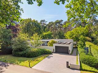 In de Europese Wijk te Mol bevindt zich deze charmante gelijkvloerse architectenwoning op een perceel van 1.560 m². Dankzij de aangename lichtinval, praktische indeling en de mooie tuin vormt dit een ideale thuis voor wie houdt van comfort en een rustige woonomgeving.<br /><br />Indeling:<br />Deze gelijkvloerse architectenwoning is gelegen in de gegeerde Europese Wijk, waar rust, ruimte en residentieel wonen centraal staan. Via de uitnodigende inkomhal met gastentoilet betreed je de lichtrijke leefruimte. De grote raampartijen bieden een prachtig uitzicht op de gezellige binnenkoer en de achterliggende tuin.<br /><br />De open leefkeuken sluit naadloos aan op de woonkamer en vormt een aangename plek om te koken en te genieten. De keuken is uitgerust met onder andere een inductiekookplaat, friteuse, afzuigkap, combi-oven, vaatwasser, koelkast, dubbele spoelbak en voldoende opbergruimte. Aansluitend bevindt zich een praktische berging. Vanuit de keuken heb je directe toegang tot zowel de binnenkoer als de tuin. Grenzend aan de woonkamer bevindt zich een aparte kantoorruimte, ideaal voor thuiswerk.<br /><br />Verder beschikt de woning over 3 comfortabele slaapkamers. De badkamer is uitgerust met een inloopdouche, toilet en dubbele wastafel. De derde slaapkamer is momenteel ingericht als wasplaats, maar kan eenvoudig opnieuw als slaapkamer worden gebruikt.<br /><br />De ruime inpandige garage biedt plaats aan twee wagens en beschikt bovendien over een extra ruimte die momenteel ingericht is als werkruimte met voldoende opbergmogelijkheden.<br /><br />Rondom de woning ligt een verzorgde, onderhoudsvriendelijke tuin met beregeningsinstallatie op grondwater. Hier geniet je in alle privacy van rust en natuur.<br /><br />Bijzonderheden<br />* Gelijkvloers wonen<br />* Rustige ligging<br />* Dubbele inpandige garage<br />* 36 zonnepanelen<br />* Energiezuinig wonen (EPC: 24 kWh/m²)