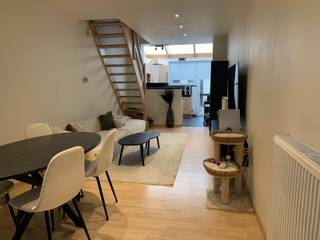 Knusse instapklare woning, zéér rustig gelegen en toch in volle centrum Dendermonde<br />De woning werd in 2008 volledig gerenoveerd: nieuwe ramen, geïsoleerde vloer en muren, nieuw dak, elektriciteit conform, EPC 168 kWh/m², <br />CV aardgas.<br />Bij het binnenkomen heb je een ruime berging met plaats voor fietsen, wasmachine en droogkast en vestiaire.<br />Via een glazen schuifdeur kom je in de living met open geïnstalleerde keuken die uitgeeft op een schitterend zonneterras van 15 m². Achter dit terras is er nog een ruime berging met water en elektriciteit. Op de 1e verdieping heb je een grote slaapkamer en tevens de badkamer met toilet, inloopdouche, lavabo en kastjes. Op de 2de verdieping heb je 1 grote ruimte die perfect om te vormen is naar 2 kleinere kamers. Een valtrap leidt je naar de geïsoleerde zolder. <br />Graag een bezoekje? Bel naar 052 52 80 80 of mail ons op verhuur@goemanvastgoed.be