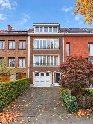 Op zoek naar een ruime woning die je volledig naar eigen smaak kan inrichten? Deze degelijk gebouwde woning in de Oudestraat 31 te Wilrijk biedt een bijzonder interessant woonvolume, een ruime tuin en tal van mogelijkheden. Of je nu droomt van een grote gezinswoning, een kangoeroewoning of een combinatie van wonen en werken: dankzij de veelzijdige indeling kan je hier alle kanten uit.<br /><br />Op het gelijkvloers geeft de voortuin rechtstreeks toegang tot de garage. Achteraan bevinden zich een extra kamer en verschillende bergruimtes, ideaal als hobbyruimte, werkplaats of extra opslag. De ruime tuin met graspartij vormt een aangename buitenruimte waar je naar eigen wens verder vorm aan kan geven.<br /><br />De eerste en tweede verdieping zijn momenteel ingericht als twee afzonderlijke wooneenheden. Beide verdiepingen beschikken over een woonkamer aan de voorzijde, een hal, een douchekamer met toilet en een keuken met slaapkamer achteraan. Deze indeling biedt interessante mogelijkheden voor wie meerdere generaties onder één dak wil laten wonen, maar evengoed voor wie de woning wil omvormen tot één ruime en comfortabele gezinswoning.<br /><br />Op de derde verdieping bevinden zich bovendien nog drie slaapkamers onder het dak. Hierdoor is er heel wat ruimte voor een groot gezin, een bureau, hobbykamers of extra slaapgelegenheid.<br /><br />De woning onderscheidt zich door haar degelijke constructie, kwalitatieve materialen en verzorgde staat. Dankzij het EPC-label B geniet je bovendien van een energiezuinig karakter, wat een mooie meerwaarde vormt voor wie op zoek is naar een ruime woning die comfort en energieprestaties weet te combineren.<br /><br />Ook de ligging is een pluspunt. Je woont in Wilrijk, op korte afstand van het centrum en De Bist, met winkels, restaurants en ontspanningsmogelijkheden in de nabije omgeving. Dankzij de vlotte verbinding met de belangrijkste invalswegen en de autosnelweg bereik je bovendien gemakkelijk Antwerpen en de omliggende gemeenten.<br /><br />De belangrijkste troeven op een rij:<br />- Ruime woning met een groot woonvolume en veel potentieel<br />- Flexibele indeling met momenteel twee afzonderlijke wooneenheden<br />- Mogelijkheid tot omvorming naar één ruime gezinswoning<br />- Ideaal voor een kangoeroewoning of inwonende familieleden<br />- Drie extra slaapkamers op de derde verdieping<br />- Inpandige garage, plus extra staanplaats voor de woning<br />- Ruime tuin met tal van mogelijkheden<br />- EPC-label B<br />- Gelegen nabij het centrum van Wilrijk en De Bist<br />- Vlotte verbinding naar Antwerpen en de autosnelweg<br /><br />Ben je op zoek naar een woning met ruimte, een interessante indeling en de mogelijkheid om er helemaal jouw eigen thuis van te maken? Dan is deze eigendom in Wilrijk zeker een bezoek waard!