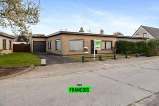 Deze charmante bungalow is gelegen in een rustige doodlopende straat en biedt comfortabel wonen in een aangename omgeving.Bij het betreden van de...