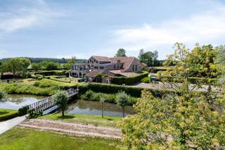Deze prachtige vierkantshoeve met authentieke materialen is gelegen in het mooie Geetbets volledig omgeven in het groen in een doodlopend straatje...