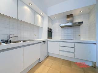 Dit appartement ligt midden in het hart van het centrum van Brugge, op een toplocatie waar u geniet van alles wat de stad te bieden heeft. Winkels, restaurants en culturele bezienswaardigheden zijn op wandelafstand bereikbaar, waardoor u volop kunt genieten van het bruisende stadsleven.<br /><br />Binnen vindt u twee comfortabele slaapkamers, ideaal voor zowel gezinnen als koppels die op zoek zijn naar extra ruimte. De ruime keuken en leefruimte bieden een aangename en praktische indeling, perfect om samen te koken, te ontspannen en gasten te ontvangen.<br /><br />Dankzij de centrale ligging combineert dit appartement het gemak van de stad met een gezellig wooncomfort. Het is de ideale plek voor wie centraal wil wonen zonder in te leveren op ruimte en leefbaarheid.
