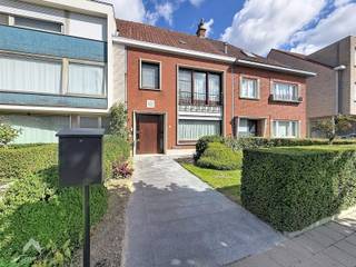 <p>De woning beschikt over een inkomhal (traplift wordt nog verwijderd), ruime leefruimte met zit- en eethoek, een keuken, 2 badkamers en 3 toiletten. Op de verdieping bevinden zich 3 slaapkamers. Daarnaast is er een ruime zolder van ca. 50 m², ideaal als extra bergruimte of voor verdere inrichting.<span></span></p>
Buiten beschikt de woning over een aangename tuin met terras, een garage (met uitweg achteraan via zijweg) en 2 parkeerplaatsen. De woning werd in 2017 gedeeltelijk gerenoveerd en biedt vandaag vooral mogelijkheden voor wie de woning verder naar eigen smaak wil opfrissen en moderniseren. Met een EPC-label C (220 kWh/m²/jaar) is alvast een gunstige energetische basis aanwezig.<br /><br />Extra troeven<br /><br />
<ul>
<li>EPC C</li>
<li>elektrische zonnescreens</li>
<li>regenwaterput 5000 l</li>
<li>rolluiken boven en beneden - deels elektrisch</li>
<li>garage met toegang via tuin en zijweg</li>
<li>veel potentieel</li>
<li>nabij belangrijke invalswegen, scholen, winkels</li>
<li>instapklaar</li>
</ul>
<br />Deze woning is te koop ZONDER makelaar via het concept van Smart Houses. Wenst u verdere inlichtingen of een bezoek? Contacteer rechtstreeks de eigenaar via +32478247089