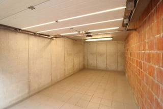 Op een discrete locatie, goed gelegen in het centrum van Avelgem, staat deze privatieve garage, deel uitmakend van een klassevol appartementsgebouw. De garage is ruim genoeg voor 1 wagen en/of stockage van materiaal.