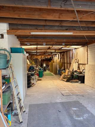 <p>Deze garage-/magazijnruimte is centraal gelegen in de Herman Vosstraat te Willebroek en beschikt over een totale oppervlakte van 131 m². De ruimte is toegankelijk via een aparte toegangsdeur aan de linkerzijde en beschikt daarnaast over een ruime garagepoort van 2,70 m hoog, die volledig geopend kan worden. Hierdoor is de ruimte vlot toegankelijk met zowel een wagen als een camionette.</p><p>Achteraan bevindt zich bovendien een aangrenzend stuk grond van circa 41 m², wat extra mogelijkheden biedt voor opslag, stalling of ander gebruik naar eigen behoefte.</p><p>Een interessante opportuniteit voor wie op zoek is naar een centraal gelegen garage, opslagruimte of magazijn met extra buitenruimte in Willebroek.</p><p>Stedenbouwkundige inlichtingen: Gvg, Wg, Gvkr, Gmo, Gvv.</p><p>Meer informatie en de beschikbare documenten vindt u op www.malines-group.be.</p>