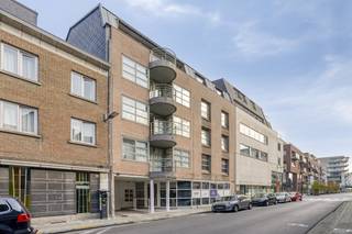 In het bruisende centrum van Roeselare stellen we u graag dit ruim en energiezuinig appartement voor, gelegen op de bovenste verdieping van...