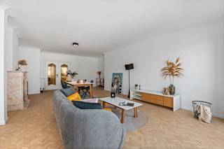 <p>Te koop: Exclusief 2-slaapkamerappartement aan de Grote Markt van Sint-Niklaas, volledig en kwalitatief gerenoveerd in 2025, met een schitterend stadszicht.</p>
<p> </p>
<p>Dit appartement uit 1977 biedt een royale leefruimte en een praktische indeling, ideaal voor wie comfortabel wil wonen in een residentiële omgeving met alle voorzieningen op wandelafstand. Dankzij het EPC-label B geniet u van een energiezuinige woning. De ligging op de Grote Markt zorgt voor een levendige maar toch rustige woonervaring, met parken, winkels en invalswegen binnen handbereik.</p>
<p> </p>
<p>Belangrijkste ruimtes:<br />• Inkomhal (9,07 m²) met parlofoon en ingemaakte kasten<br />• Zeer ruime living (51,92 m²) met aansluitend de keuken<br />• Nachthal (3,71 m²)<br />• Volledig ingebouwde keuken met inductiekookplaat, oven, vaatwasser, koelkast, diepvries en ingemaakte kasten<br />• Badkamer (6,06 m²) met inloopdouche, toilet en dubbele wastafel in meubel<br />• Apart toilet (1,57 m²) met handenwasser<br />• Twee slaapkamers (21,35 m² - 11,27 m²)</p>
<p> </p>
<p>Troeven:<br />• Energiezuinig dankzij EPC-label B<br />• Centrale ligging op de Grote Markt, nabij alle voorzieningen<br />• Uniek uitzicht op de Grote Markt<br />• Voldoende ondergrondse parkeergelegenheid beschikbaar op abonnementsbasis, op wandelafstand van het appartement</p>
<p> </p>
<p>Neem vandaag nog contact op met uw ERA-makelaar voor een bezoek.</p>
<p> </p>
<p>JOUW DROOMAPPARTEMENT. ZO GEVONDEN!</p>