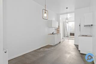 Dit gelijkvloers 1 slaapkamer (49m2) appartement is centraal gelegen tussen het Centraal station en park Spoor Noord. Het appartement ligt in een...