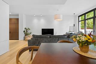 <p><strong><span>ELSENE, prachtige duplex met 3 slaapkamers van ±165 m², tuin en terras</span></strong></p>
<p><span>In Elsene, in een zeer gegeerde wijk tussen de begraafplaats en het ziekenhuis, ontdekt u deze prachtige duplex van ±165 m², gelegen in een kleine mede-eigendom die recent volledig en smaakvol werd gerenoveerd.</span></p>
<p><span>Het appartement verkeert in perfecte staat en valt op door zijn verzorgde afwerking, mooie volumes en buitenruimtes. Op de bel-etage bevindt zich een volledig uitgeruste open keuken die aansluit op een aangename woonkamer en eetkamer van ±35 m², met directe toegang tot een groene tuin van ±60 m². Een eerste slaapkamer van ±13 m² met douchekamer en apart toilet vervolledigt deze verdieping.</span></p>
<p><span>Op de benedenverdieping bevindt zich het nachtgedeelte met twee bijkomende slaapkamers, elk met een eigen badkamer of douchekamer en dressing. De master bedroom beschikt bovendien over een dressing op maat en een badkamer met douche en toilet. Een groot terras, een wasruimte en een apart toilet vervolledigen deze verdieping.</span></p>
<p><span>Het appartement beschikt eveneens over een EPB C, een conforme elektrische installatie en een individuele verwarmingsketel. Aan de ingang van het gebouw is er een grote gemeenschappelijke fietsenberging.</span></p>
<p><span>Een verzorgd appartement met royale volumes, veel comfort en aangename buitenruimtes, gelegen in een gegeerde wijk van Elsene.</span></p>
<h3><span>Indeling</span></h3>
<p><strong><span>Bel-etage</span></strong></p>
<ul>
<li>
<p><span>Inkomhal met bergruimte</span></p>
</li>
<li>
<p><span>Volledig uitgeruste open keuken</span></p>
</li>
<li>
<p><span>Woonkamer en eetkamer van ±35 m² met toegang tot de tuin</span></p>
</li>
<li>
<p><span>Slaapkamer 1 van ±13 m² met douchekamer</span></p>
</li>
<li>
<p><span>Apart toilet</span></p>
</li>
<li>
<p><span>Tuin van ±60 m²</span></p>
</li>
</ul>
<p><strong><span>Benedenverdieping</span></strong></p>
<ul>
<li>
<p><span>Nachthal met toilet</span></p>
</li>
<li>
<p><span>Slaapkamer 2 van ±12 m² met dressing en aangrenzende douchekamer</span></p>
</li>
<li>
<p><span>Slaapkamer 3 – Master bedroom met dressing op maat en badkamer met douche en toilet</span></p>
</li>
<li>
<p><span>Kelder / Wasruimte</span></p>
</li>
<li>
<p><span>Groot terras</span></p>
</li>
</ul>
<p><strong><span>Gemeenschappelijke delen</span></strong></p>
<ul>
<li>
<p><span>Grote fietsenberging aan de ingang van het gebouw</span></p>
</li>
</ul>
<h3><span>Technische kenmerken en lasten</span></h3>
<ul>
<li>
<p><span>Oppervlakte van ±165 m²</span></p>
</li>
<li>
<p><span>Appartement LOT 1</span></p>
</li>
<li>
<p><span>Aandelen: 467/1.000</span></p>
</li>
<li>
<p><span>Kleine mede-eigendom, recent volledig gerenoveerd</span></p>
</li>
<li>
<p><span>EPB: C</span></p>
</li>
<li>
<p><span>Conforme elektrische installatie</span></p>
</li>
<li>
<p><span>Individuele verwarmingsketel</span></p>
</li>
<li>
<p><span>Lasten: ±€64 (periodiciteit te bevestigen)</span></p>
</li>
<li>
<p><span>Algemene vergadering: niets te melden</span></p>
</li>
</ul>