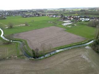 ! IN OPTIE - COMPROMIS IN OPMAAK ! <br />Perceel landbouwgrond met een regelmatige vorm en een oppervlakte van ± 54a 90ca. Het akkerland maakt deel uit van een groter geheel en is verpacht. Gvg, Lwag, Gmo, Vkr, Gvv. P-score: D.<br /><br />WETTELIJKE VERPLICHTE VERMELDINGEN:<br />Vergunningen: nee<br />Bestemming: landschappelijk waardevol agrarisch gebied<br />Geen gerechtelijke maatregelen opgelegd.<br />Voorkooprecht: ja (de pachter en de Vlaamse Waterweg nv)<br />Verkaveling: nee<br />P-score: D<br />Het perceel is gelegen langsheen de Leibeek, een geklasseerde waterloop van tweede categorie.<br />Eventuele opmetingskosten zijn ten laste van de koper.