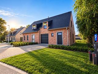 In de Aardewerkersstraat (een nieuwe straat aansluitend op de Koordendraaiershoek) vinden we ter hoogte van nummers 25-27 deze rustieke nieuwbouwwoningen terug op perceeloppervlaktes vanaf 296m² tot 324 m². De woningen worden gekenmerkt door hun praktische indeling en hun oase aan rust. Deze rust wordt gewaarborgd door het feit dat de woningen in een doodlopende straat gelegen zijn. Doch liggen de woningen op wandelafstand van de Jonkershovestraat, één van de hoofdstraten van Houthulst waar er tal van supermarkten zijn (Carrefour, Okay), maar ook bakkers, broodjeszaken, kledingwinkels, sport -en vrijetijdscentrums, … <br /><br />Deze hedendaagse rustieke halfopen bebouwing met lotnummer 11 ligt op een perceel van 324 m², waarvan zo'n 84,77 m² bebouwd. Deze woning heeft een bewoonbare oppervlakte van zo'n 157,01 m². Deze woning is op de gelijkvloerse verdieping voorzien van een inkomhal met apart toilet, een ruime leefruimte met open ingerichte keuken en een inpandige garage. Op de eerste verdieping bevinden er zich 3 slaapkamers, waarvan 1 met dressing, een badkamer en een mooie nachthal met apart toilet. Bovendien bevat deze woning een mooie Zuid-gerichte tuin en ruime zolder. (Vg, Wg, Gmo, Gvkr, Vv) ~ E-peil: max E30 ~ Ref. OU25945<br /><br />Vraag gerust naar ons lastenboek en plannen op kantoor!<br /><br />Voor meer uitleg maken wij graag met u een afspraak voor een persoonlijk gesprek! Tot binnenkort? Residentie Vastgoed<br /><br />Residentie Vastgoed treedt niet op als bemiddelaar maar als verkoper van het onroerend goed