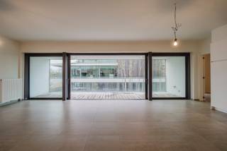 Aan de oevers van de Leie, dicht bij het centrum van Kortrijk, staat dit ruime en volledig instapklare appartement op de 1ste verdieping klaar...