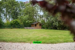 Droomt u van wonen in alle rust, omringd door natuur en weidse vergezichten? Dan is deze uitzonderlijke eigendom in het landelijke Wulpen, deelgemeente van Oostduinkerke, precies wat u zoekt.<br /><br />Gelegen op een royaal perceel van maar liefst 2.756 m² geniet deze woning van een unieke ligging midden in het polderlandschap. Rondom het perceel zorgen watergrachten voor een bijzonder karakter, extra privacy en een idyllische sfeer die zelden te vinden is.<br /><br />Hier woont u in alle sereniteit, ver weg van de drukte, terwijl de kust, winkels, restaurants en recreatiemogelijkheden zich toch op korte afstand bevinden. De omgeving staat bekend om haar open landschappen, rustige fiets- en wandelroutes en authentieke landelijke charme.<br /><br />De woning biedt een unieke opportuniteit voor wie op zoek is naar ruimte, natuurbeleving en een exclusieve woonomgeving. Dankzij de grote perceeloppervlakte zijn er tal van mogelijkheden voor tuinliefhebbers, dierenliefhebbers of gezinnen die graag genieten van buitenleven in alle vrijheid.<br /><br />