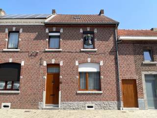 Pal in het centrum van Landen, nabij het stadspark Rufferdinge, op 500m van het station, recht voor de lagere school en het stadhuis, treffen we...