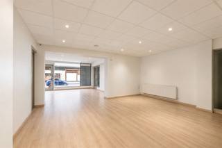 <p>Handelspand met ruime duplex, 3 slaapkamers, garage en groot terras in Stasegem</p><p>Wonen én ondernemen op één strategische locatie? In het centrum van Stasegem vindt u deze veelzijdige eigendom die een ruime commerciële handelsruimte combineert met een lichtrijke duplexwoonst met 3 slaapkamers, garage en uitzonderlijk groot terras.</p><p>Het gelijkvloers biedt een ruime, vrij indeelbare handelsruimte op een zichtbare locatie met veel passage. Ideaal voor een winkel, kantoor, praktijk, showroom of andere professionele activiteit. Dankzij de flexibele indeling kunt u de ruimte volledig aanpassen aan uw eigen concept.<br />(Extra interessant: de handelsruimte kan desgewenst gedeeltelijk of volledig geïntegreerd worden in de woonst, waardoor ook wie vooral op zoek is naar extra leefruimte hier tal van mogelijkheden vindt.)</p><p>Op de verdieping bevindt zich het aangename duplexappartement. De eerste woonlaag omvat een lichtrijke leefruimte met keuken en geeft toegang tot het uitzonderlijk ruime terras — een absolute troef in het centrum van Stasegem.</p><p>Op de bovenste verdieping bevinden zich **drie volwaardige slaapkamers** en een **volledig vernieuwde badkamer**. De aanwezige garage zorgt bovendien voor extra comfort en praktische bergruimte.</p><p>Troeven:commerciële en centrale ligging in Stasegem, ruime, vrij indeelbare handelsruimte, mogelijkheid om handel en wonen te combineren, duplexwoonst met 3 slaapkamers, volledig vernieuwde badkamer, uitzonderlijk groot terras, garage, gunstig EPC, veelzijdige eigendom met tal van toekomstmogelijkheden</p><p>Een pand dat ruimte, zichtbaarheid, wonen én ondernemen samenbrengt op één locatie.</p><p>Interesse of graag de mogelijkheden ter plaatse ontdekken? feline@immobeguin.be</p>