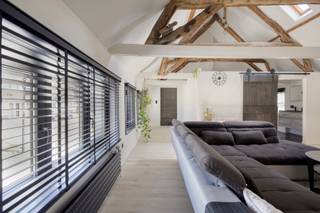 <p>Geen AI gebruikt in de publiciteit!<br />Ontdek deze charmante woning in het gezellige dorpscentrum van Nederhasselt (Ninove), waar ruimte, comfort en een praktische indeling perfect samenkomen.<br /><br />Via de inkomhal betreedt u de aangename leefruimte, die aansluit op de keuken. Van hieruit geniet u van een mooi zicht op de volledig ommuurde tuin, een veilige en rustige plek waar kinderen zorgeloos kunnen spelen of waar u in alle privacy van het buitenleven kunt genieten.<br /><br />Aansluitend bevindt zich een gezellige eetkamer of salon met rechtstreekse toegang tot de kelder, ideaal voor het stockeren van wijn of als extra bergruimte.<br /><br />Achter de keuken bevindt zich een polyvalente ruimte die perfect kan worden ingericht als gelijkvloerse slaapkamer. Deze beschikt bovendien over een en-suite badkamer, uitgerust met een douche, toilet en lavabo. Ideaal voor wie levenslang wil wonen of een aparte gastenruimte wenst.<br /><br />Ook aan opbergruimte is geen gebrek. De woning beschikt over meerdere praktische bergingen én een ruime garage met twee poorten, waardoor u eenvoudig kunt doorrijden van de straatzijde tot in de tuin.<br /><br />Op de eerste verdieping bevinden zich momenteel twee volwaardige slaapkamers en een ruime badkamer, voorzien van een ligbad, douche, dubbele lavabo en toilet. De royale masterbedroom biedt bovendien voldoende ruimte voor een dressing, een gezellige leeshoek of een comfortabele tv-hoek.<br /><br />Een extra troef is de flexibele indeling van de eerste verdieping. Momenteel bevindt zich hier naast de slaapkamers nog een extra leefruimte, die zonder ingrijpende werken perfect kan worden ingericht als derde slaapkamer op deze verdieping. Hierdoor kan de woning in totaal over vier volwaardige slaapkamers beschikken.<br /><br />De volledig ommuurde tuin vormt een absolute meerwaarde voor gezinnen met kinderen, huisdieren of iedereen die houdt van rust en privacy, terwijl u tegelijk geniet van de charmante ligging in het hart van het dorp, vlak bij de kerktoren.<br /><br />Kortom, een verrassend ruime en veelzijdige woning met tal van mogelijkheden, ideaal voor gezinnen of wie op zoek is naar comfortabel wonen op een rustige, centrale locatie.<br /><br />Interesse? Vraag vandaag nog uw bezoek aan via info@localsvastgoed.be of bel naar 054 23 53 83.</p>