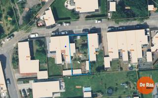 LEDE - Bent u op zoek naar de ideale locatie om uw droomwoning te bouwen? Dan is deze uitstekend gelegen bouwgrond voor een ééngezinswoning beslist een buitenkans.<br /><br />De bouwgrond bevindt zich in een rustige zijstraat van de Markizaatstraat, midden in het centrum van Lede. U geniet hier van een aangename en residentiële woonomgeving, terwijl alle voorzieningen zich op wandelafstand bevinden. Het station, winkels, scholen en openbaar vervoer liggen vlakbij, waardoor u optimaal comfort combineert met een uitstekende bereikbaarheid.<br /><br />Met een perceelbreedte van ongeveer 12 meter en een diepte van 26 meter biedt deze bouwgrond tal van mogelijkheden voor het realiseren van een ruime en hedendaagse gezinswoning.<br /><br /><br />Wie op zoek is naar een rustige woonomgeving, zonder in te boeten aan de voordelen van een centrale ligging, vindt hier de perfecte bouwlocatie.<br /><br />Grijp deze unieke kans en realiseer uw woonproject op een toplocatie in het hart van Lede. Contacteer ons vandaag nog voor meer informatie of een vrijblijvend gesprek. 053/60.65.60.