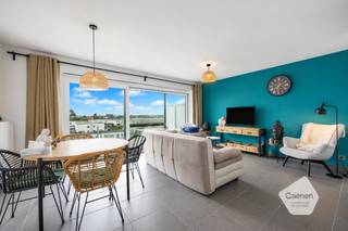 Dit moderne en <strong>instapklare duplex-appartement</strong> is gelegen op de 3de &amp; 4de verdieping in <strong>residentie Modena </strong>te Lombardsijde en ligt op een boogscheut van <strong>strand en zee;</strong> Het recente gebouw werd volledig opgebouwd met <strong>kwalitatieve en onderhoudsvriendelijke materialen</strong> die de duurzaamheid en het esthetische van het gebouw ten volle garanderen en is uitgerust met een <strong>ventilatiesysteem D</strong>; Kortom, u koopt een <strong>energiezuinig appartement </strong>die voor de volgende decennia voldoet aan de normen;<br />Het appartement wordt gemeubeld verkocht en geniet een <strong>zongericht terras </strong>van 8 m2;<br /><br />Indeling: Inkom, open leefruimte met <strong>volledige geïnstalleerde keuken</strong> met aansluitend een berging met <strong>technische aansluitingen</strong> voor bvb wasmachine en droogkast, apart toilet, terras achteraan met zon-oriëntatie ,1x slaapkamer + badkamer met <strong>inloopdouche en wastafel</strong>;<br /><br /><strong><u>Troeven: </u></strong><br />- instapklaar;<br />- EPC-label A;<br />- Bouwjaar 2021;<br />- Meubelen inclusief;<br />- Buiten- en binnenfietsenberging;<br />- Optioneel: Ruime garagebox (50.000 euro);<br /><br />Interesse? Maak asap een afspraak om deze parel vrijblijvend te komen bezoeken. U kan ons steeds bereiken via mail of telefoon;