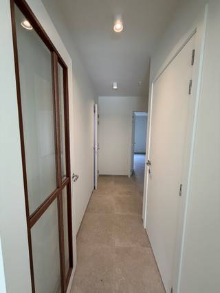 Ligging: <br />Dit nieuwbouw gelijkvloers appartement is nabij het centrum gelegen. Hierdoor zijn alle faciliteiten op korte afstand terug te vinden (scholen, winkels, openbaar vervoer). <br /><br />Beschrijving: <br />Het appartement bestaat uit: <br />- Inkomhal met een apart toilet.<br />- Ruime leefruimte met zicht op de prachtige tuin<br />- Open keuken, volledig uitgerust met alle toestellen<br />- Badkamer met lavabo, badkamermeubel en douche<br />- 2 slaapkamers<br />- Berging <br />- Grote tuin<br />- Gemeenschappelijke buitenberging<br />- Verwarming en koeling via Klimaatplafonds<br /><br />Extra: <br />- Onmiddellijk beschikbaar!<br />- De huurprijs bedraagt 1150 euro/maand<br />- Gunstig EPC-Label B<br /><br />Uitsluitend via onze website www.vastengoed.be kan u een bezichtiging inplannen op de vooropgestelde bezoekmomenten. Voor andere vragen kan u het kantoor bereiken op het nummer 014 72 73 74