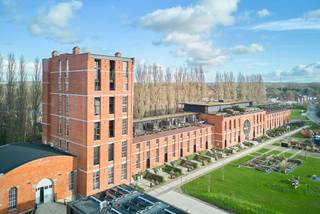 <strong>Riante penthouse-loft met het mooiste uitzicht van Tongeren.</strong> Voel je zo vrij als een vogel in de lucht in deze bovenste loft van maar liefst 263m² met een groot overdekt zuid-gericht terras. Dit penthouse is niet alleen ruim maar ook nog eens top afgewerkt, van vloer tot plafond. 2 Staanplaatsen zijn inbegrepen in de verkoop. <span>Het complex 'De Chocoladefabriek' is een iconische reus die omgevormd is tot lofts in 2019. Er zijn momenteel 3 (open) slaapkamers met mogelijkheid tot bureelruimte. De plafondhoogte is 5m30, vloerverwarming aanwezig en parket doorheen de volledige loft.<br /><br /><span>De indeling is als volgt:</span><br />Rechtstreekse toegang vanuit de lift in de ruime inkomhal, enorme leefruimte met torenhoog plafond en zicht op het overdekt terras. Prachtige maatkeuken voorzien van alle comfort met een eiland uit corian en toegang tot het terras. Aansluitend is er nog een bergruimte of polyvalente ruimte (bureau) transparant afgesloten van de leefruimte. Aparte TV-ruimte die mogelijks als slaapkamer kan ingericht worden. Verder is er nog een apart toilet en een zeer ruime berging.<br />Op het verdiep zijn er 2 slaapkamers waarvan de grootste de mogelijkheid biedt tot het plaatsen van een zeer groot bureel. De masterbedroom is uitgerust met een dressing. Apart toilet en een badkamer met een inloopdouche, losstaand bad en badmeubel met dubbel kraan. <br /><br />De verwarming gebeurt met een zeer energiezuinig collectief systeem met vloerverwarming (gas) en de elektriciteit is uiteraard conform. </span><span>De gemeenschappelijke tuin is voorzien van een moestuin, een speeltuin en veel (groen)ruimte om van te genieten. Gemeenschappelijke fietsenberging, containers en buitenparkings aanwezig. De gemeenschappelijke lasten bedragen €201/maand.</span><br /><br /><span>Via het fietspad achter de Chocoladefabriek sta je meteen midden in de natuur. Bovendien is het een zeer centrale ligging en woon je op 10 minuten rijden van de </span><span>E313</span><span> en heb je via de </span><span>E40</span><span> een vlotte verbinding naar Leuven en Brussel.<br /><br />Laat je kans niet schieten en neem vandaag nog contact op voor een bezoek aan deze fantastische loft op de 5de verdieping. </span><br /><br /><span>Wij ontzorgen je ook voor de </span><strong>verkoop</strong><span> van je </span><strong>huidige woning</strong><span>! Voor meer uitleg helpen we je graag verder.</span>