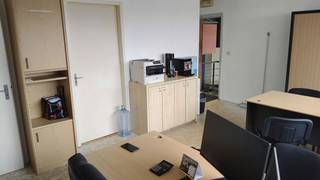 <p>Te huur in het <strong>dynamische industrieterrein van Nivelles Zuid</strong>: een functioneel magazijn van <strong>125 m²</strong>, vergezeld van <strong>35 m² bureauruimte</strong> en een <strong>sanitaire ruimte van 20 m²</strong> met <strong>toilet en douche</strong>.</p>
<p>Dit pand omvat:</p>
<ul>
<li>
<p>Een lichtrijk en gemakkelijk toegankelijk magazijn van 125 m²</p>
</li>
<li>
<p>Twee sectionale poorten voor vlotte laad- en losactiviteiten</p>
</li>
<li>
<p>Een comfortabele kantoorruimte van 35 m² voor administratieve doeleinden</p>
</li>
<li>
<p>Volledig sanitair (douche + toilet), ideaal voor het comfort van het personeel</p>
</li>
</ul>
<p><strong>Vaste lasten van €100/maand</strong>, inclusief gas, elektriciteit en water.</p>
<p>Gelegen in een <strong>gegeerd industrieel gebied</strong>, vlakbij de grote verkeersaders (E19 – N25), ideaal voor ambachtelijke, logistieke of opslagactiviteiten.<br /><strong>Onmiddellijk beschikbaar – aantrekkelijke huurvoorwaarden.</strong><br />Neem contact met ons op voor een bezoek en ontdek het potentieel van deze ruimte.</p>