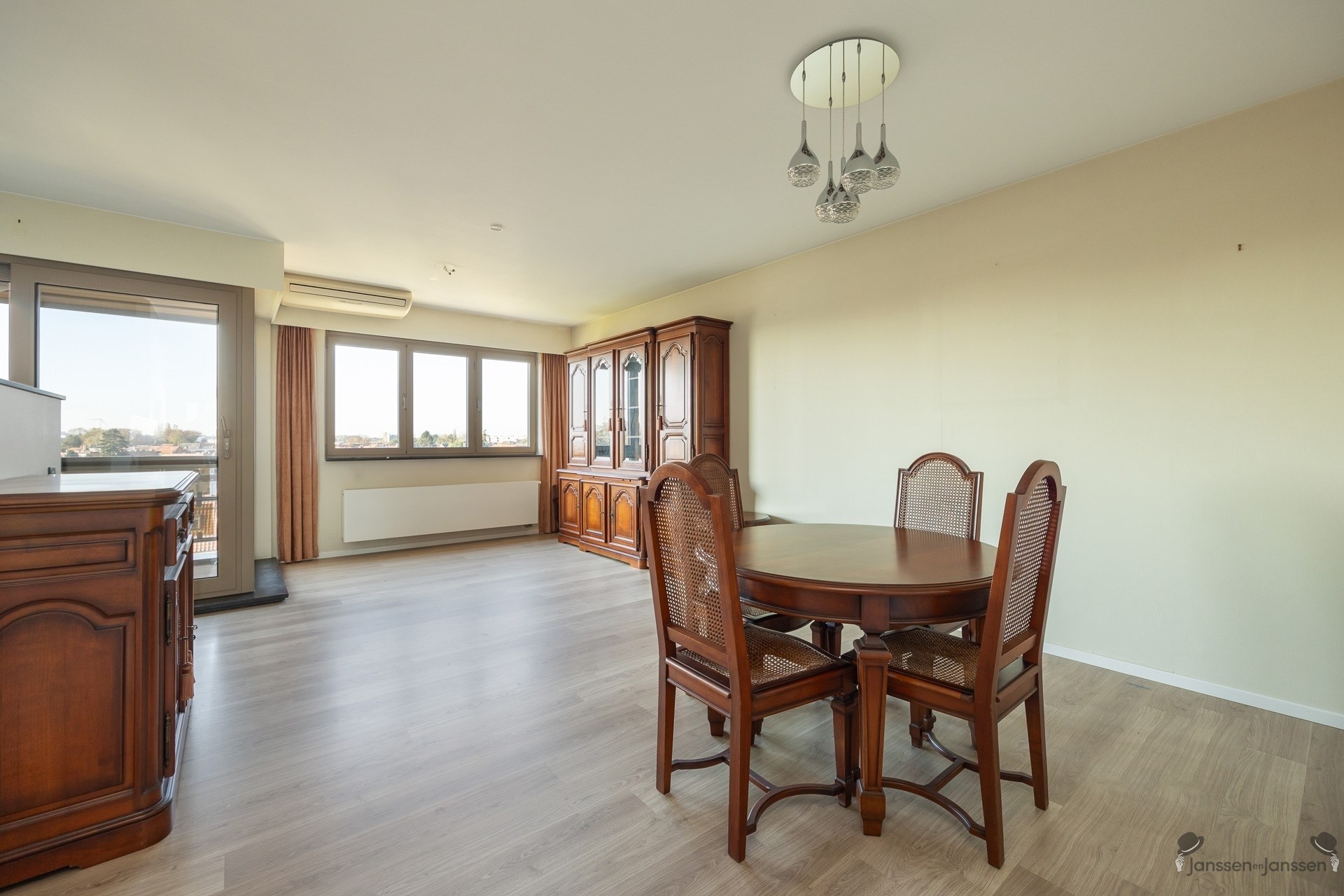 Instapklaar appartement met 2 slpks, terras en autostaanplaats - foto 2