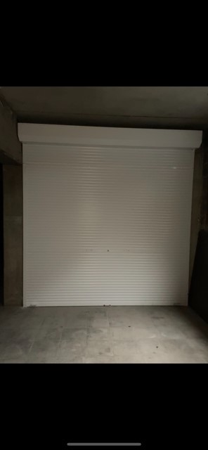 Afsluitbare garage te huur in kelderverdieping van een appartementsgebouw. Onmiddellijk beschikbaar. 75 €/maand.