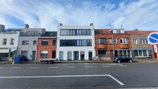 Dit volledig gerenoveerd en instapklaar gelijkvloers appartement is centraal gelegen te Bredene sas,direct nabij  openbaar vervoer, winkels en de...