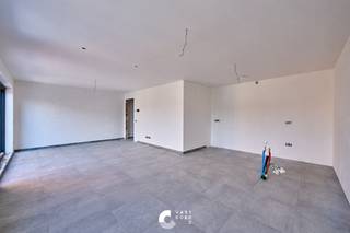 In Residentie Cauliller Poort vind je dit aangename 2-slaapkamerappartement op de eerste verdieping. Het appartement combineert modern wooncomfort met een eigen terras. Dankzij de lift is het appartement vlot bereikbaar en geniet je van extra comfort en gebruiksgemak.<br /><br />Indeling:<br />- Inkomhal<br />- Open leefruimte met zithoek, eetkamer en keuken<br />- Technische ruimte<br />- Berging<br />- Slaapkamer 1<br />- Slaapkamer 2<br />- Badkamer<br />- Apart toilet<br />- Terras<br /><br />Troeven:<br />+ Energiezuinig: warmtepomp, vloerverwarming, vloerkoeling, ventilatie en zonnepanelen<br />+ E-peil <10: 100% vermindering op de onroerende voorheffing gedurende 5 jaar<br />+ Lift aanwezig en rechtstreekse toegang tot de ondergrondse kelder<br />+ Centrale ligging in Kaulille<br />+ Aankoop aan 6% btw mogelijk onder voorwaarden, ook voor investeerders<br /><br />Prijsberekening incl. kosten, parking en berging bij 6% btw: €352.010,00<br /><br />Wil jij graag de sfeer van Residentie Cauliller Poort ervaren? Contacteer ons en wij helpen je graag dichtblij verder!
