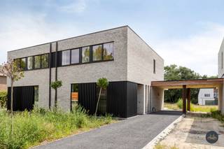Meer info via info@homixx.be of 016 199 344<br /><br />In deze prachtige BEN-woning geniet u van hedendaags comfort, energiezuinig wonen en een hoogwaardige afwerking. De woning ligt in een nieuwe woonwijk met achterliggend open zicht naar het groen – ideaal voor het gezinsleven. Winkels, scholen, openbaar vervoer en verbindingswegen bevinden zich op korte afstand.<br /><br />Dankzij de grote raampartijen, slimme indeling en kwalitatieve materiaalkeuzes straalt deze woning licht en ruimte uit. Bovendien is ze uitgerust met de nieuwste technieken: geothermische warmtepomp (met passieve koeling), ventilatiesysteem D, vloerverwarming, zonnepanelen… Resultaat: een energieprestatie die gerust indrukwekkend genoemd mag worden.<br /><br />Troeven:<br /><br />- Bijna-energieneutrale (BEN) woning<br />- Afgewerkt met hoogwaardige materialen<br />- Geothermische warmtepomp en passieve koeling<br />- Carport voorzien van aansluiting voor laadpaal<br /><br />Indeling:<br />Via de inkomhal met vestiaire en gastentoilet bereikt u de open leefruimte met moderne keuken, eetplaats en zithoek. Grote glaspartijen brengen de aangelegde, omheinde tuin en het terras naar binnen. Extra troef: de ruime aparte bureau, perfect voor thuiswerk.<br /><br />Op de verdieping bevinden zich 3 slaapkamers – waarvan één met dressing – een badkamer met douche, ligbad en toilet, én een extra berging.<br /><br />Buiten vervolledigt een carport met laadvoorziening deze instapklare woning.<br /><br />Vraagprijs: € 496.000 (excl. kosten en btw)<br /><br />Plan uw bezoek via info@homixx.be of 016 199 344.