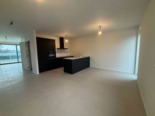 <p>Mooie duplex woning beschikt op de eerste verdieping over een ruime leefruimte met keuken, aansluitende berging, apart toilet en een ruim terras. Op de 2e verdieping bevinden zich 3 slaapkamers, badkamer met douche, dubbele lavabo en apart toilet. <br />De verwarming wordt voorzien met een geothermische warmtepomp op zonnepanelen waardoor de stookkosten aanzienlijk lager liggen dan bij een gasketel. Het appartement voldoet aan de zuinigste energienormen om met deze dure energieprijzen te genieten van en betaalbaar wooncomfort.<br /><br />Het project "Rubenspark" is gelegen op de Mechelsesteenweg te Blaasveld, kort bij het centrum en op wandelafstand van een kleuter- en lagere school, en van verschillende winkelketens zoals Delhaize en Okay. Er is een vlotte bereikbaarheid via de A12 en de E19. <br />Aan de zijde van de Mechelsesteenweg komt een mooi, hedendaags gebouw met 19 appartementen over 4 verdiepingen. Met een ruime keuze tussen 1,2 en 3 slaapkamer-appartementen. Alle terrassen kijken uit op het groene en rustige binnen gebied aan de achterzijde.<br />Achter de appartementen in de groene binnentuin creëren we 12 wooneenheden genoemd stapelwoningen.<br />De gelijkvloerse 2 slaapkamer woningen zijn voorzien van een privatieve tuin en terras en de appartementen zijn allemaal voorzien van een ruim terras. Het project beschikt over een ondergrondse keldergarage en mooie gemeenschappelijke tuinen.<br />In dit groene kader, zal dit project vooral de focus leggen op hedendaagse architectuur en uitgedachte buitenaanleg om een bijzondere woongelegenheid te creëren.</p>