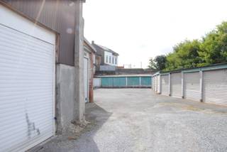 Investeringsopportuniteit: garagecomplex met 22 verhuurde garageboxen in Geraardsbergen
Bent u op zoek naar een zorgeloze vastgoedinvestering met een onmiddellijk rendement? Dan is dit garagecomplex met 22 garageboxen aan de Oudenaardsestraat 70 in Geraardsbergen een uitstekende opportuniteit!
Het geheel bevindt zich op een perceel van circa 991 m² en bestaat uit 22 garageboxen die momenteel allemaal verhuurd zijn. Hierdoor geniet u als investeerder vanaf dag één van een bestaande en stabiele huuropbrengst. De garageboxen variëren tussen ongeveer 18m² en 26m² nuttige oppervlakte. Gemiddeld geschikt voor een standaard personenwagen.
Dankzij de strategische ligging nabij het station, het stadscentrum en belangrijke verbindingswegen richting Gent, Brakel, Oudenaarde en Lessen blijft de vraag naar garage- en opslagruimte in deze omgeving bijzonder groot. De schaarste aan beschikbare garageboxen in de regio versterkt bovendien het aantrekkelijke investeringspotentieel.
Het complex is bereikbaar via een private inrit en beschikt over voldoende manoeuvreerruimte. De garageboxen zijn geschikt voor de stalling van een standaard personenwagen. De daken werden reeds vernieuwd en het geheel verkeert in een degelijke staat van onderhoud.
Bovendien beschikt het complex over een asbestveilig attest, waarbij geen asbestmaterialen werden vastgesteld.
Deze eigendom vormt een ideale investering voor particulieren, vastgoedinvesteerders of vennootschappen die hun vastgoedportefeuille wensen uit te breiden met een rendabel en eenvoudig beheerbaar vastgoedproduct.
Troeven:
-22 garageboxen
-Alle garageboxen zijn verhuurd
- Maandelijkse huurinkomen : 1130 EUR/ maand (mogelijkheid verhoging huurprijzen)
-Onmiddellijke huuropbrengst
-Geschikt voor standaard personenwagens
-Centrale ligging nabij station en stadscentrum
-Vlotte bereikbaarheid via N42 en N8
-Vernieuwde daken
-Asbestveilig attest beschikbaar
-Interessant investerings- en verhuurpotentieel
Interesse in deze rendabele investering? Neem vandaag nog contact op met CasaVista Vastgoedkantoor voor meer informatie of een bezoek ter plaatse.